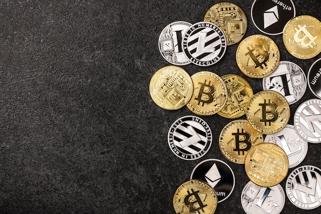 Bitcoin, Ethereum, Litecoin monedas sobre fondo negro