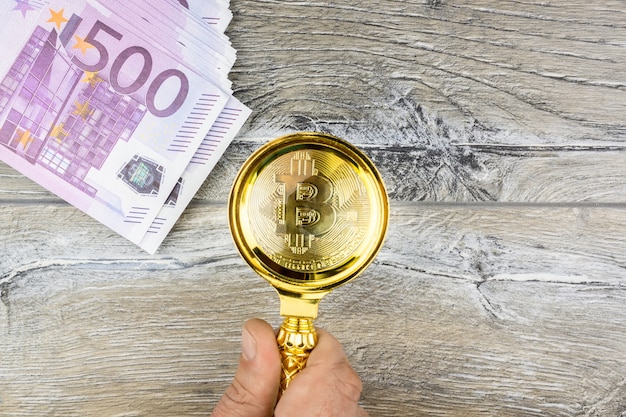 Bitcoin Euro auf grauem Hintergrund