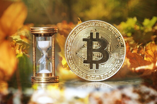 El bitcoin físico y el reloj de arena muestran que se acerca el momento y llega el otoño