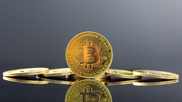 Bitcoin en fondo oscuro Cerca el bitcoin dorado una moneda digital opera en un sistema descentralizado con transacciones registradas y nuevas unidades creadas sin autoridad central
