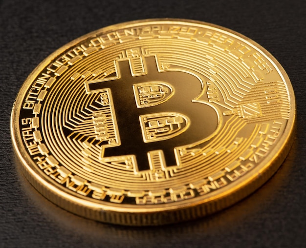Bitcoin en el fondo oscuro