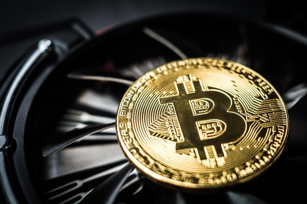 Bitcoin en el fondo del ventilador de la computadora de enfriamiento