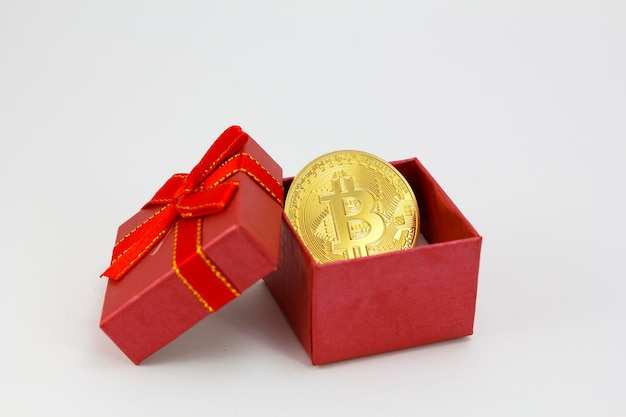 Bitcoin goldene Münze in einer roten Geschenkbox