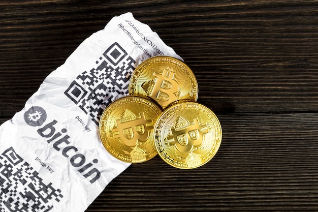 Bitcoin goldene Münzen und Papierempfang getrennt