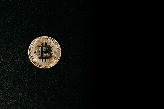 Bitcoin Goldenes Bitcoin isoliert auf dunklem Hintergrund