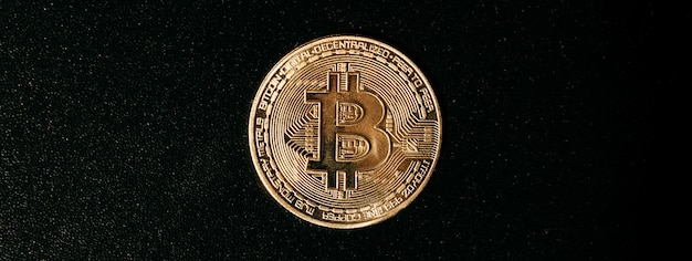 Bitcoin Goldenes Bitcoin isoliert auf dunklem Hintergrund