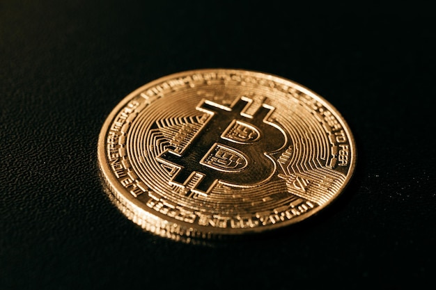 Bitcoin Goldenes Bitcoin isoliert auf dunklem Hintergrund