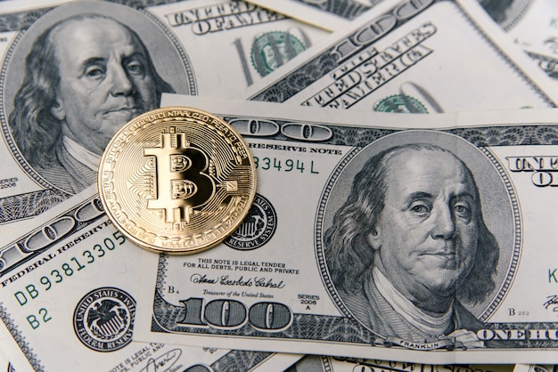 Bitcoin-goldmünze auf us-dollar-banknoten. e-geld-investition. cryptocurrency-geschäftskonzept.