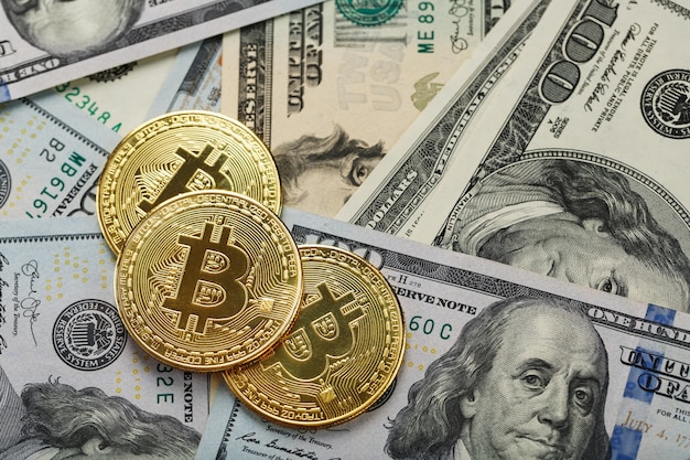 Bitcoin-Goldmünzen auf US-Dollar-Scheinen