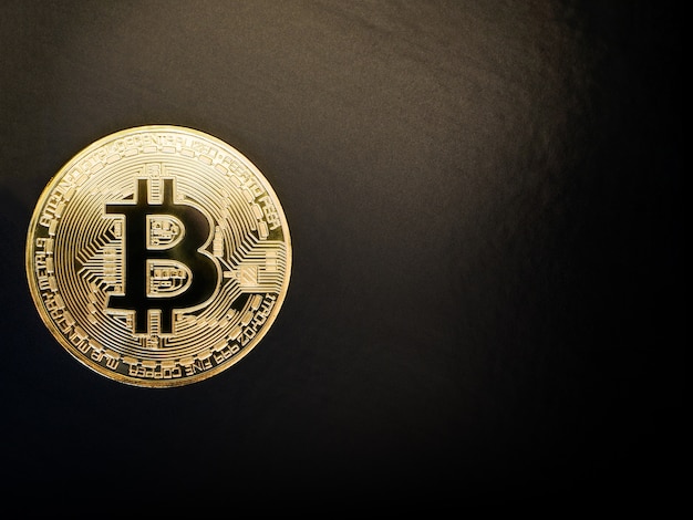 Bitcoin in der Goldfarbe auf schwarzem Hintergrund