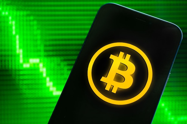 Foto bitcoin-krypto-konzept für neues virtuelles geld und finanzwachstumskonzept auf grünem diagrammhintergrund-geschäftsfoto