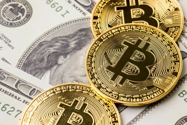 Bitcoin-Kryptowährung auf hundert US-Dollar. Elektronische goldene Münze hautnah. Geschäfts- und Finanzkonzept.