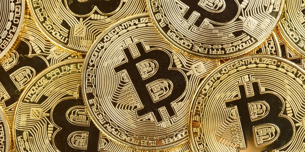 Bitcoin-Kryptowährung, die online bezahlt, zahlt digitales Geld, Kryptowährung, Geschäftsfinanzen, Panorama
