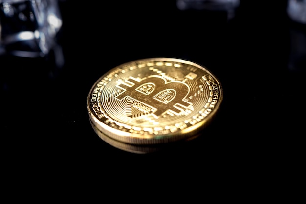 Bitcoin-Kryptowährung Gold Bitcoin BTC Bit-Münze Makroaufnahme von Bitcoin-Münzen isoliert auf Schwarz