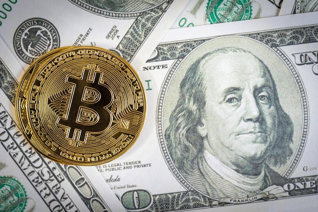 Bitcoin Kryptowährung goldene Münzen und Dollarschein im Hintergrund bill