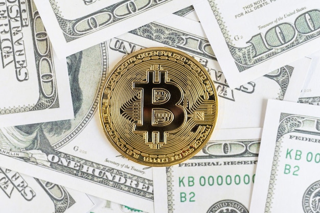 Bitcoin Kryptowährung goldene Münzen und Dollarschein im Hintergrund bill