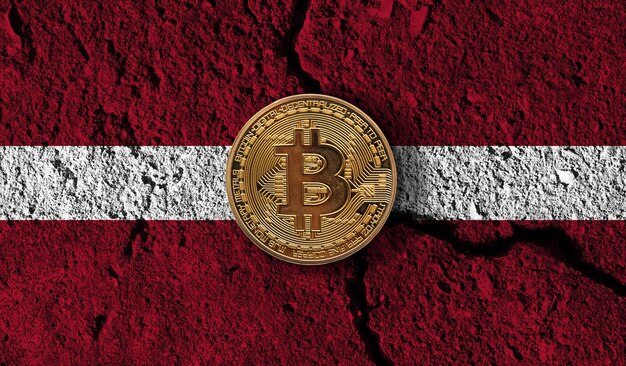 Bitcoin-Kryptowährungsmünze mit geknackten Kryptobeschränkungen der lettischen Flagge