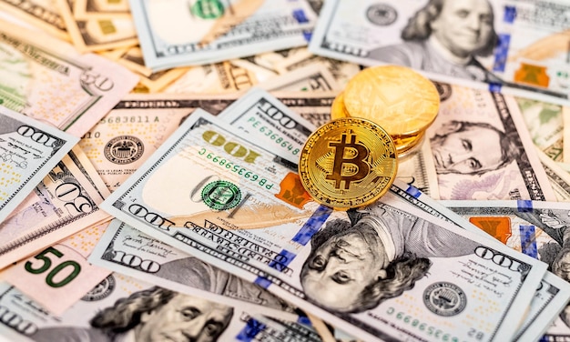 Bitcoin litecoin sobre fondo de billetes de dólar moneda tradicional y criptomoneda como pago digital