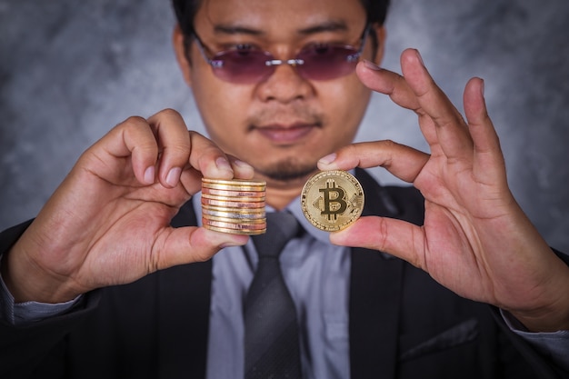 Foto bitcoin en la mano del hombre de negocios