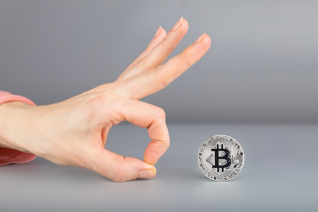 Bitcoin y mano humana. De cerca