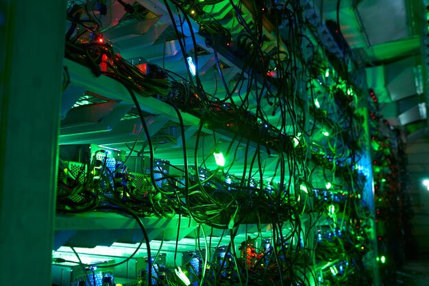 Bitcoin-Miner in großen Farmen ASIC-Mining-Ausrüstung auf Stand-Racks Minen Kryptowährung in Stahlcontainern Blockchain-Technologie Anwendung spezifische integrierte Schaltkreise Datacenter Serverraumbeleuchtung
