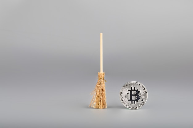 Foto bitcoin y mini barredora. de cerca