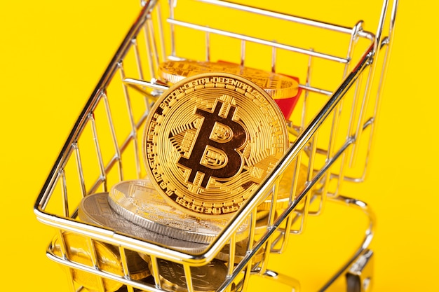 Bitcoin en mini carrito de compras