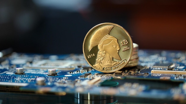 Foto bitcoin-mining auf gpu-landwirtschaftsgeräten nahaufnahme eines stapels goldener bitcoins