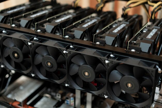 Bitcoin-Mining-Farm. Rig für Kryptowährungs-Miner