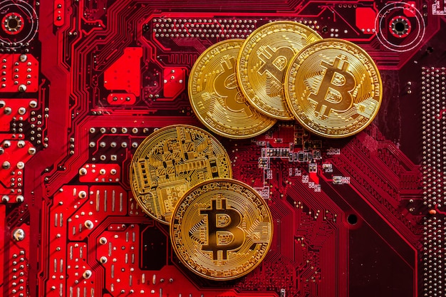 Bitcoin mit leiterplatten-mikrochips, virtueller kryptowährung, goldbergbau, blockchain-technologie.