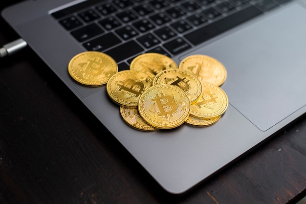 Bitcoin moedas em um teclado de laptop