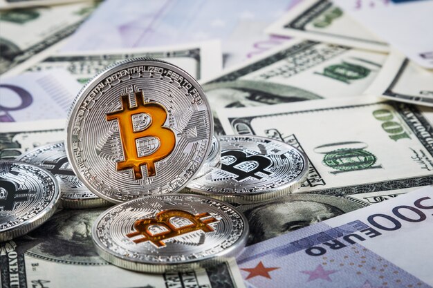 Bitcoin moedas no fundo das notas de dólares e euros