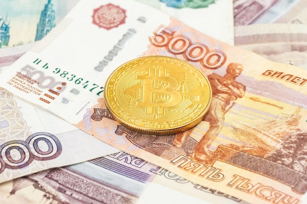 Bitcoin moedas novo dinheiro virtual em notas russas Uma imagem de close-up de bitcoins com notas de rublos russos Moeda Bitcoin no fundo de rublos russos Bitcoin Rússia Rublo Criptomoeda