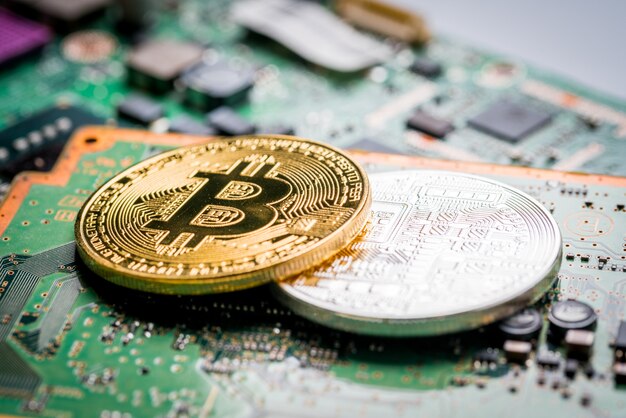 Bitcoin, la moneda digital en el fondo de la placa base