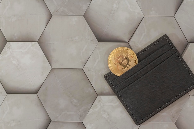 Bitcoin moneda de oro colocada en la billetera Tecnología de pago en línea billetera digital comercio de criptomonedas y concepto de inversión minera