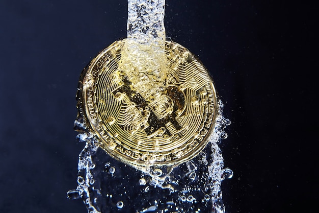 Bitcoin-Münze im Wasserspritzer-Geldwäschekonzept