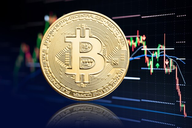 Bitcoin-Münze und Aktienchart mit fallendem Preis. Kryptowährung