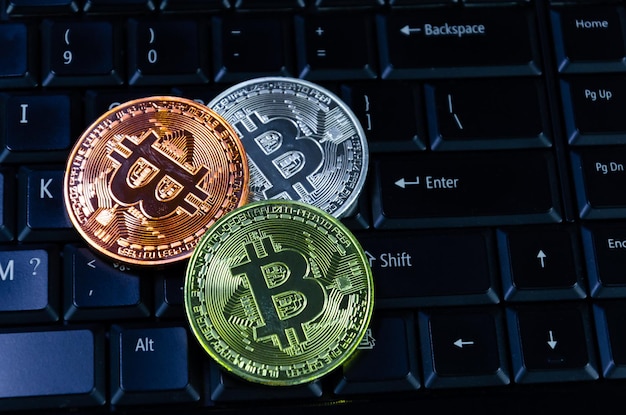 Bitcoin-Münzen auf der ComputertastaturSymbol für elektronisches virtuelles Geld und Mining-KryptowährungskonzeptCoin-Kryptowährungs-Bitcoin-KonzeptBitcoin auf der Tastatur