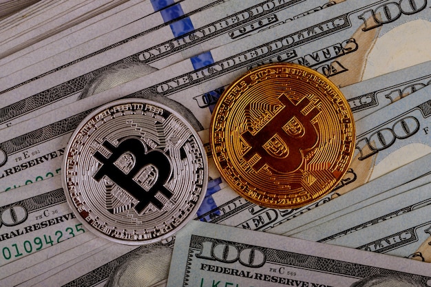 Bitcoin-Münzen auf Hintergrund mit US-Dollars