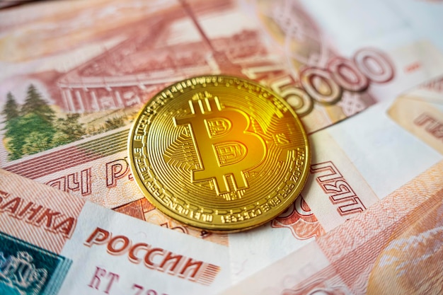 Bitcoin-Münzen neues virtuelles Geld auf russischen Banknoten Ein Nahaufnahmebild von Bitcoins mit russischen Rubel-Banknoten Bitcoin-Münze auf dem Hintergrund russischer Rubel