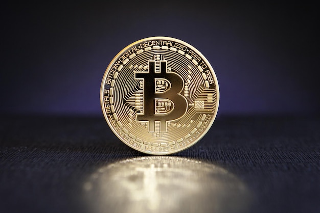 Bitcoin-Münzen-Währung auf schwarzem Hintergrund. Die Kryptowährung Bitcoin ein mysteriöses Licht.