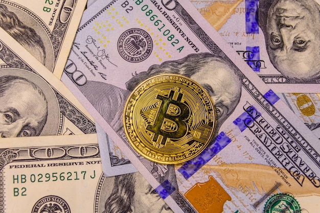 Foto bitcoin nas notas de cem dólares