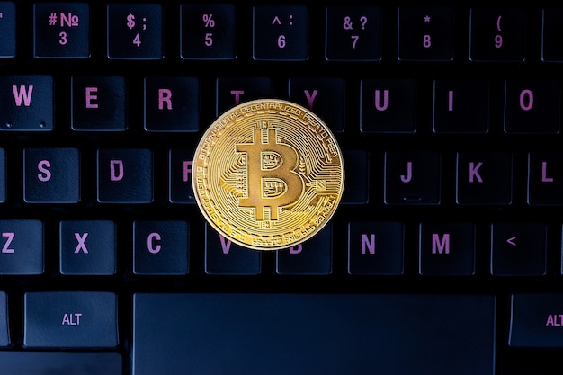 Bitcoin no teclado do computador na superfície, símbolo do dinheiro virtual eletrônico e conceito de criptomoeda de mineração