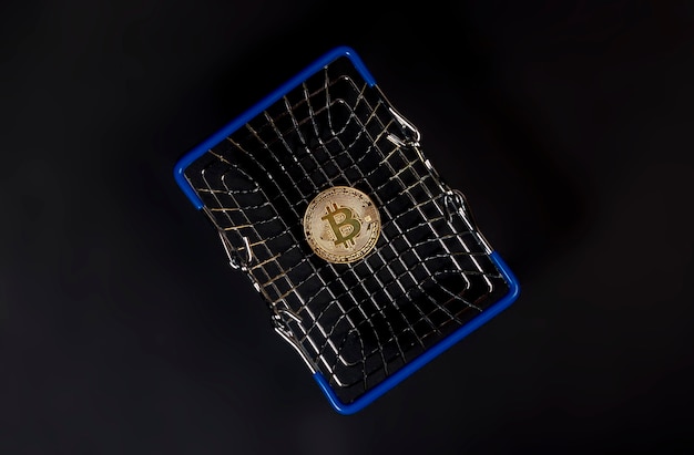 Bitcoin- oder BTC-Goldmünze mit Zeichen der Kryptowährung.