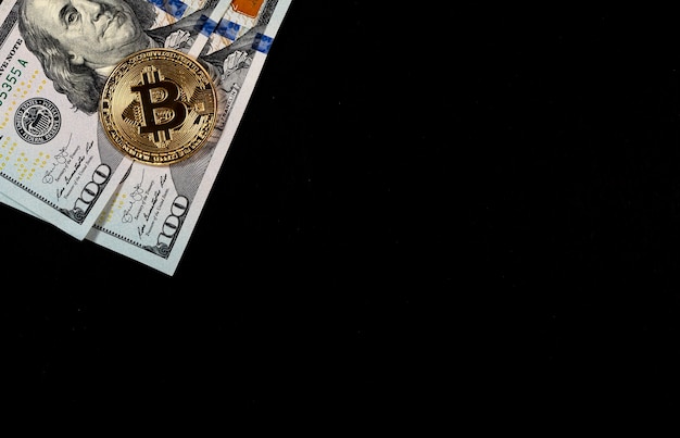 Bitcoin- oder BTC-Goldmünze mit Zeichen der Kryptowährung