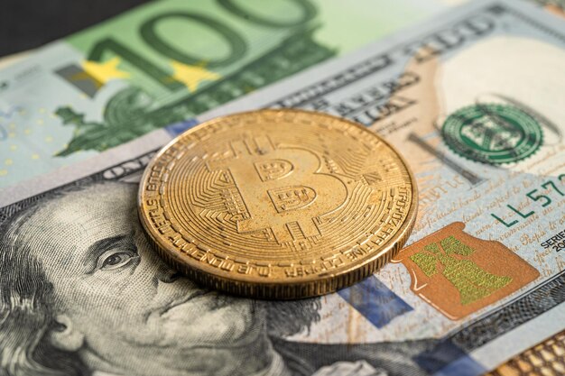 Bitcoin de oro en billetes de dólar estadounidense para el intercambio electrónico en todo el mundo criptomoneda blockchain de dinero virtual