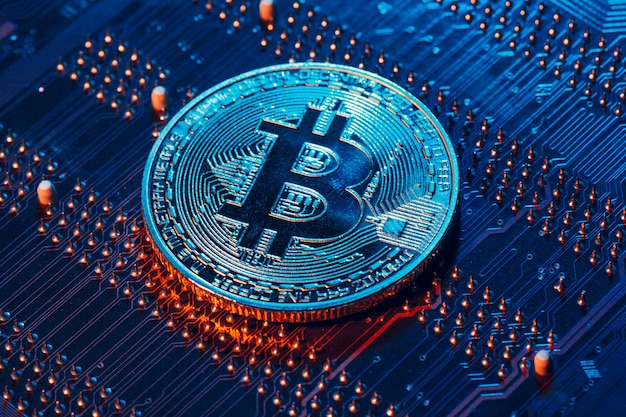 Bitcoin de oro y chip de computadora