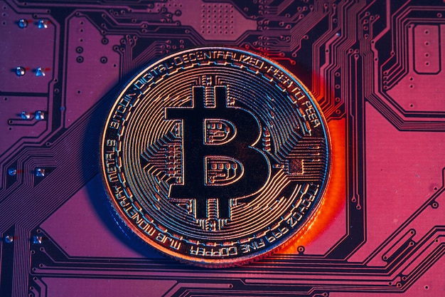 Bitcoin de oro y chip de computadora