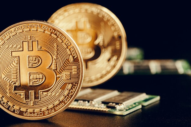 Bitcoin de oro y chip de computadora