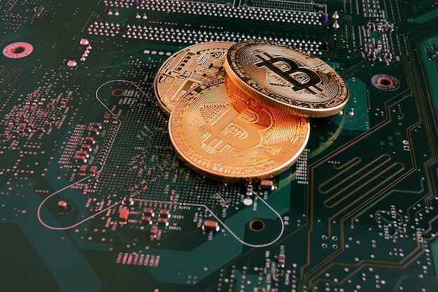 Bitcoin oro en un chip verde